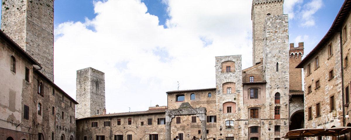 Piazza della Cisterna con torri
