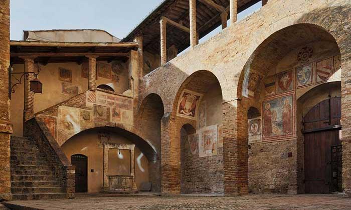 Cortile del Palazzo Comunale San Gimignano