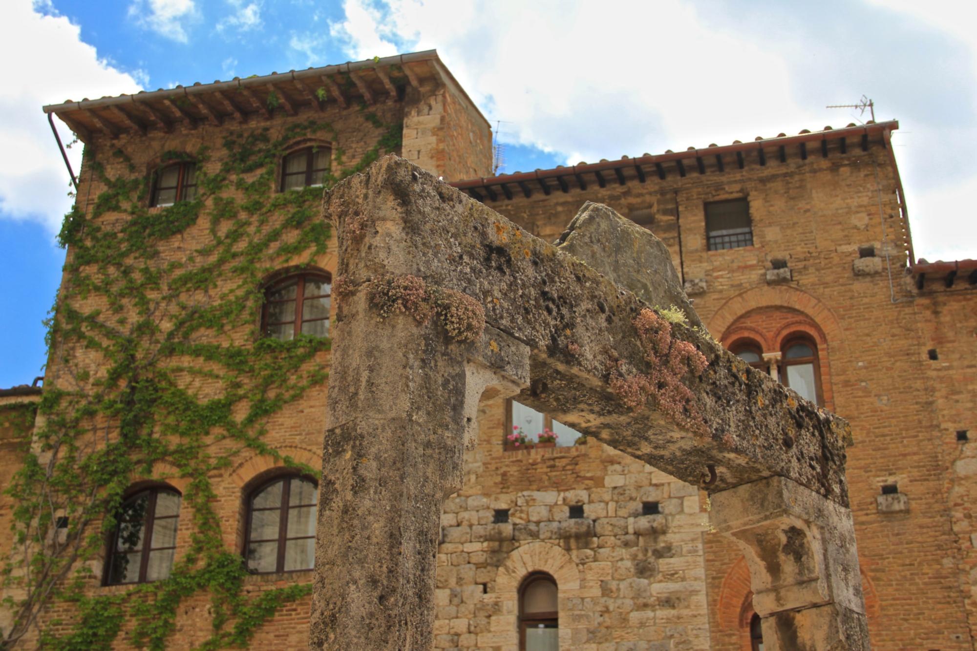 Piazza della Cisterna San Gimignano
